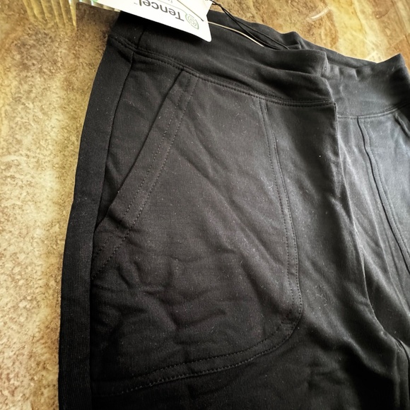 NWT Women Black Leggings W/Front Pockets- Recreation Thread & Supply- Exercise - Picture 2 of 8